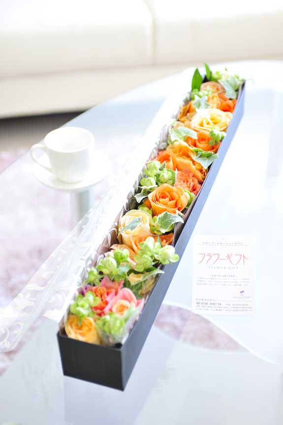明るく爽やか、誕生日、結婚、長寿、新築、退職などのお祝い事にオススメのアレンジメントフラワーオレンジバラのボックスフラワーです。