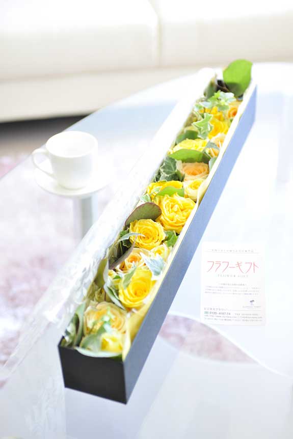 明るく爽やか、誕生日、結婚、長寿、新築、退職などのお祝い事にオススメのアレンジメントフラワー黄色バラのボックスフラワーです。