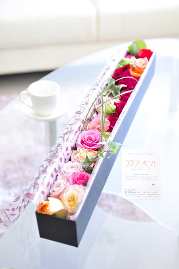 カラフルで鮮やか、誕生日、結婚、長寿、新築、退職などのお祝い事にオススメのアレンジメントフラワーミックス色バラのボックスフラワーです。