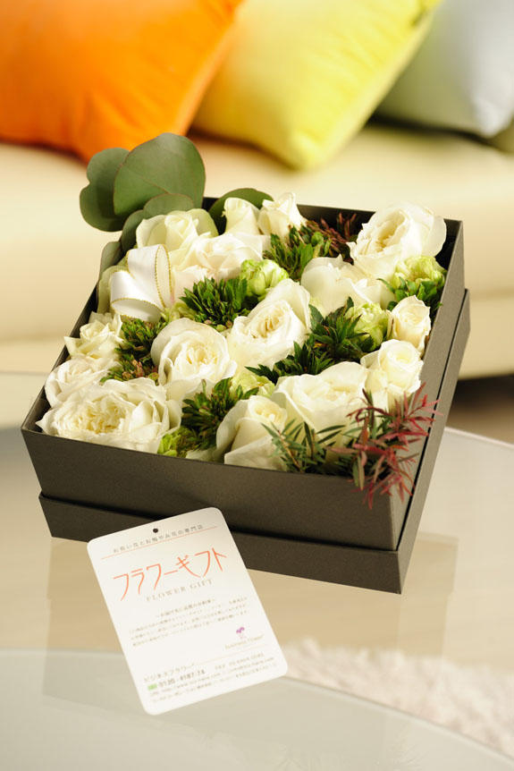 清楚で爽やか、誕生日、結婚、長寿、新築、退職などのお祝い事にオススメのアレンジメントフラワー白バラのボックスフラワーです。
