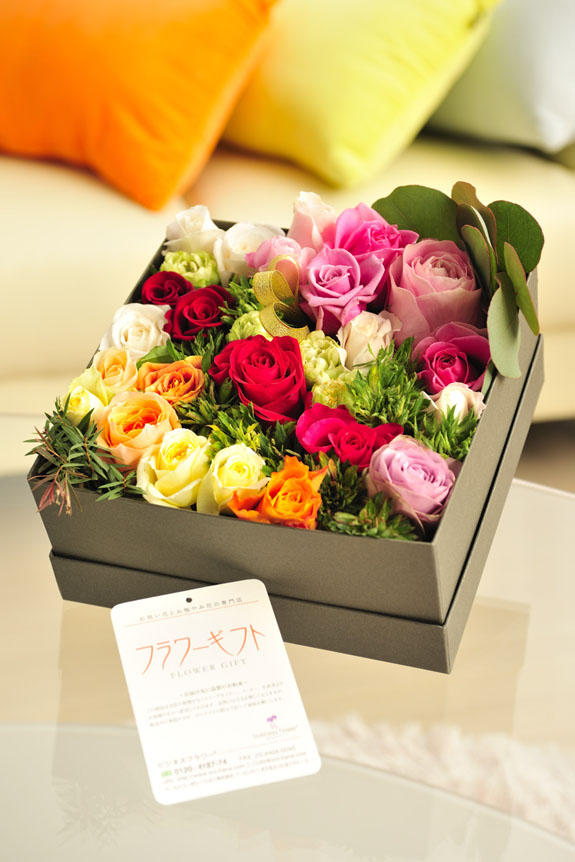 カラフルで鮮やか、誕生日、結婚、長寿、新築、退職などのお祝い事にオススメのアレンジメントフラワーミックス色バラのボックスフラワーです。