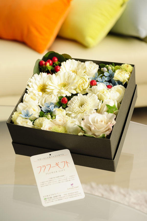 清楚で爽やか、誕生日、結婚、長寿、新築、退職などのお祝い事にオススメのアレンジメントフラワー白バラ中心のボックスフラワーです。