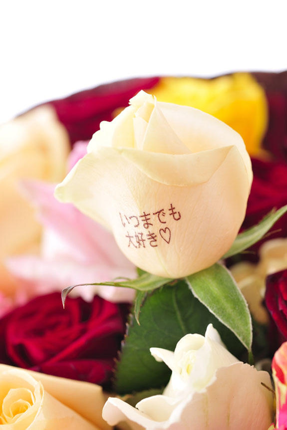 花びら1つに最大20文字までの文字入れが可能なメッセージフラワー商品です。（画像はメッセージ入れのイメージとなり、お花の色やフォントなどは異なる場合がございます。）