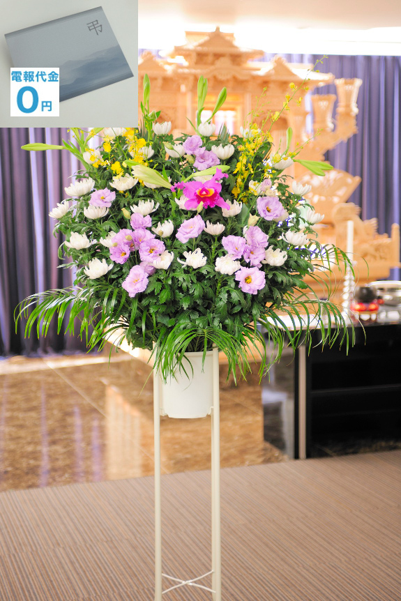 お供え花では珍しい、白菊と紫色のお花を使用した「和花・2色指定・2万円コース（白・紫系）」です。派手になりそうな色合いですが、バランス良くお仕立てする事で上品さを損なわないお仕立にして、ご指定斎場でのお通夜、告別式に、お寺、ご自宅での法事に最短２時間で、弔電と一緒にお届けいたします。