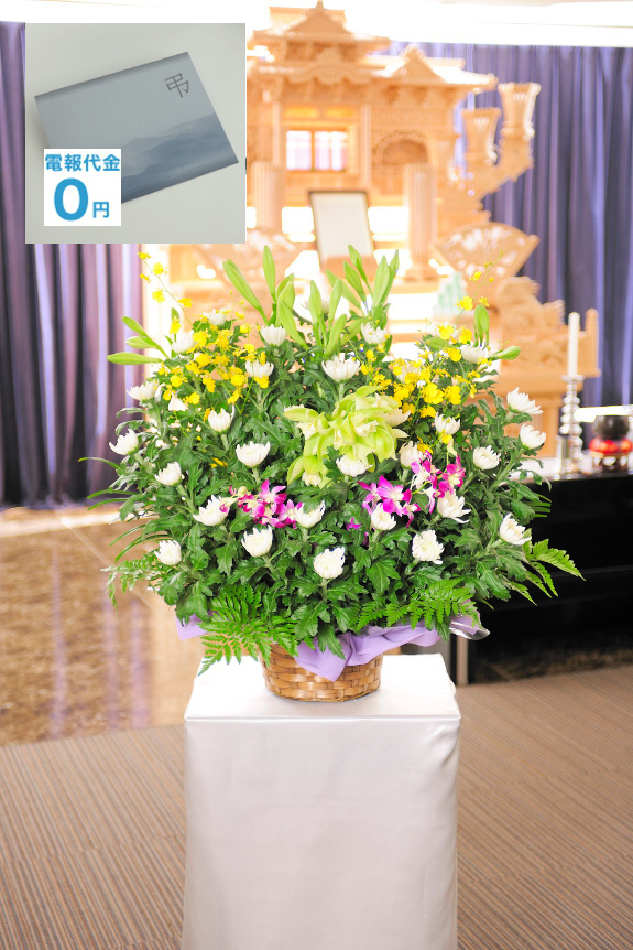 菊花を中心にお仕立てした「供花アレンジメント（和花・2万円コース）」は標準的なサイズの
お供え花よりもお花のボリューム感がある豪華な商品です。尚、お花は独自のネットワークを駆使し最短2時間でお届け致します。