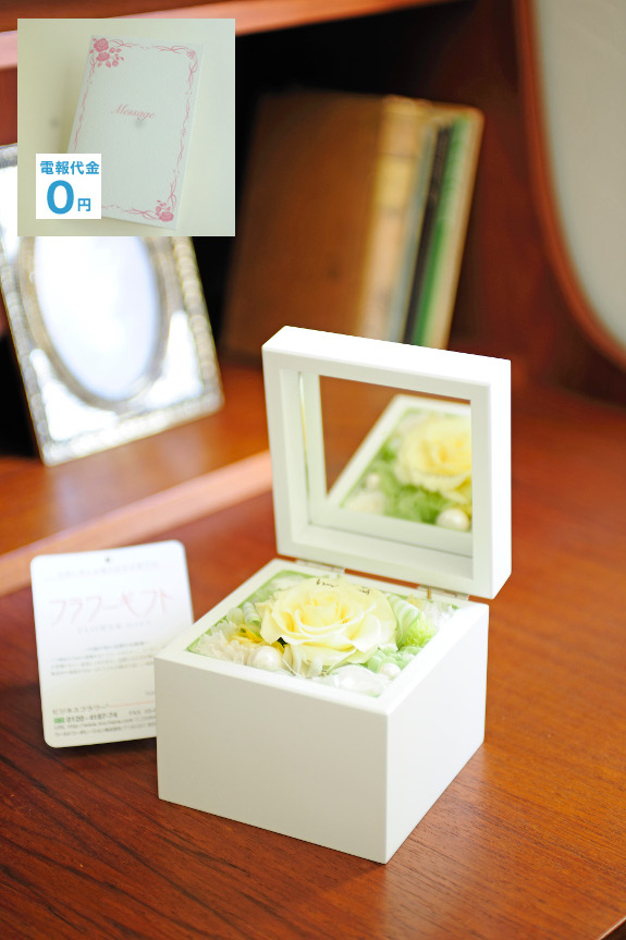 蓋を開けるとオルゴールが流れる可愛らしいホワイトＢＯＸにお花を敷き詰めたフラワーギフトです。