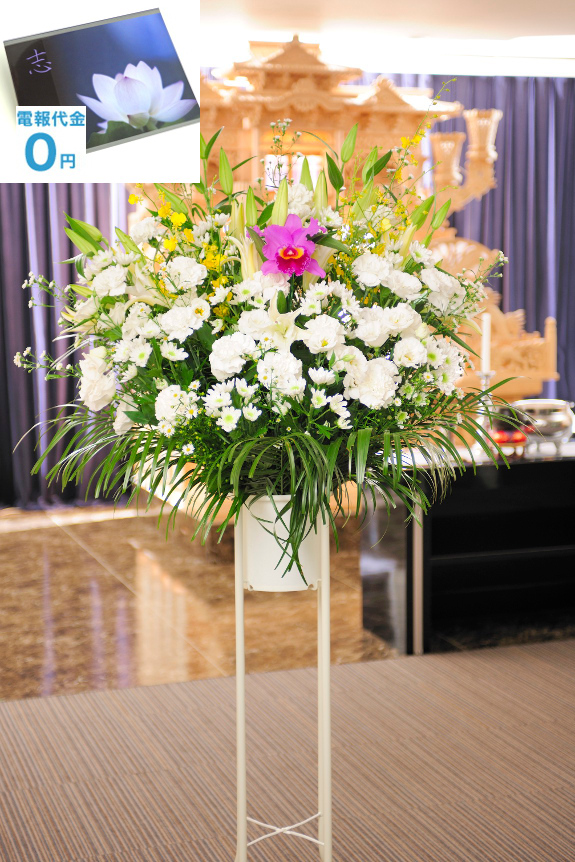 標準的なコースよりも花材のボリュームを増やした供花スタンド（洋花）2万円コースは、ユリや洋蘭などがベースとなった豪華なお供え花です。
全国ご指定斎場でのお通夜、告別式に、お寺、ご自宅での法事に最短２時間で、弔電と一緒にお届けいたします。
