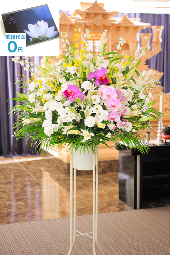 ボリューム感を追求した見栄え抜群のお供え花、供花スタンド（洋花）3万円コースです。ユリや洋蘭などをベースとしたお仕立となっており、全国ご指定斎場でのお通夜、告別式に、お寺、ご自宅での法事に最短２時間で、弔電と一緒にお届けいたします。
