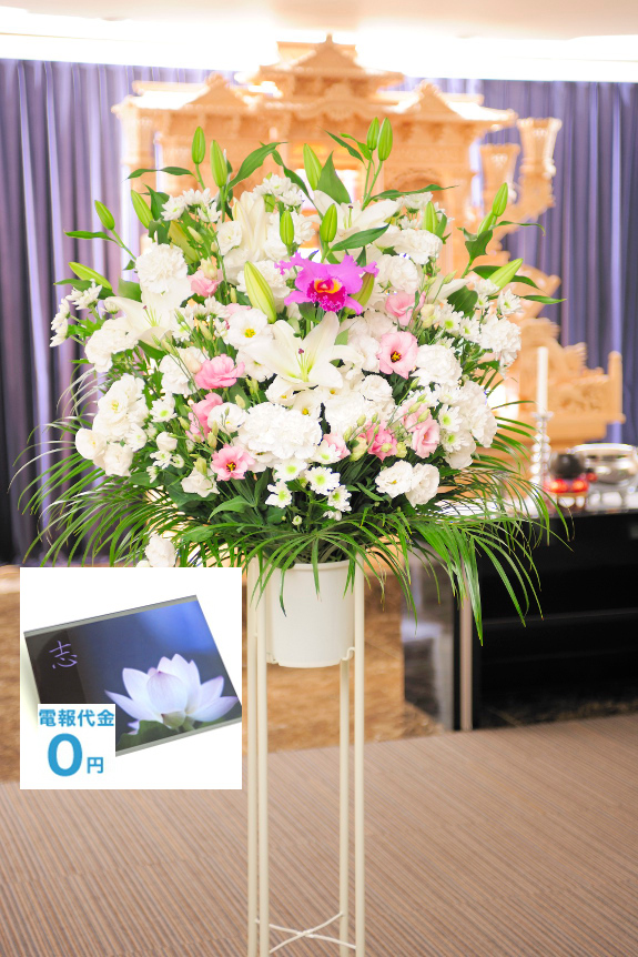 ピンク系のお花でアクセントをお付けし、お供え花でありながらも寂しくなりすぎないようにお仕立てした、洋花・2色指定（白・ピンク系）の供花スタンドを全国ご指定斎場でのお通夜、告別式に、お寺、ご自宅での法事に最短２時間で、弔電と一緒にお届けいたします。