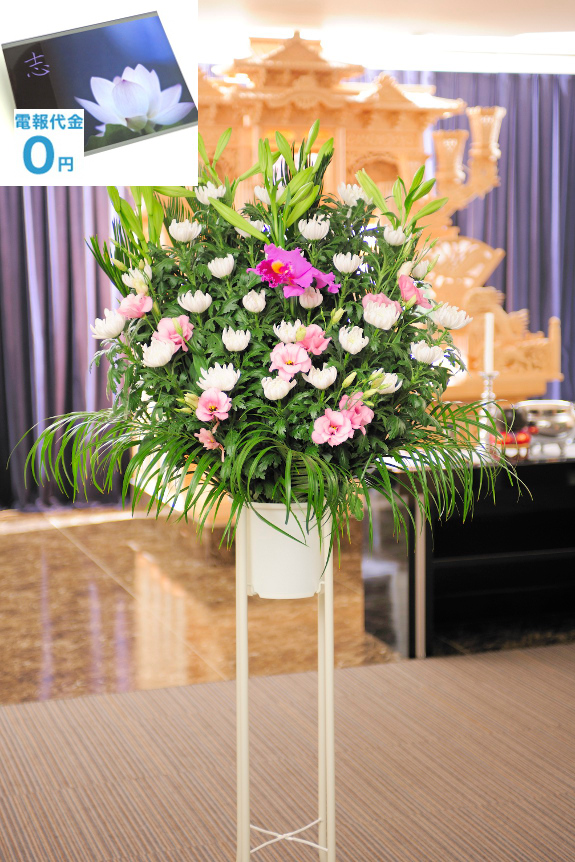和花・2色指定（白・ピンク系）の供花スタンド は、ピンク系のお花をアクセントのお仕立てする菊を中心のお供え花です。ご指定斎場でのお通夜、告別式に、お寺、ご自宅での法事に最短２時間で、弔電と一緒にお届けいたします。