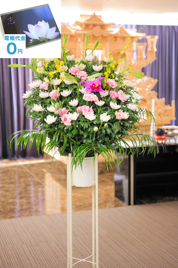 標準コースよりもお花を沢山使用しお届けする「和花・2色指定・2万円コース（白・ピンク系）」は、菊の花を中心に、2色のお花でお仕立する優しい雰囲気のお供え花です。尚、ご指定斎場でのお通夜、告別式に、お寺、ご自宅での法事に最短２時間で、弔電と一緒にお届けいたします。