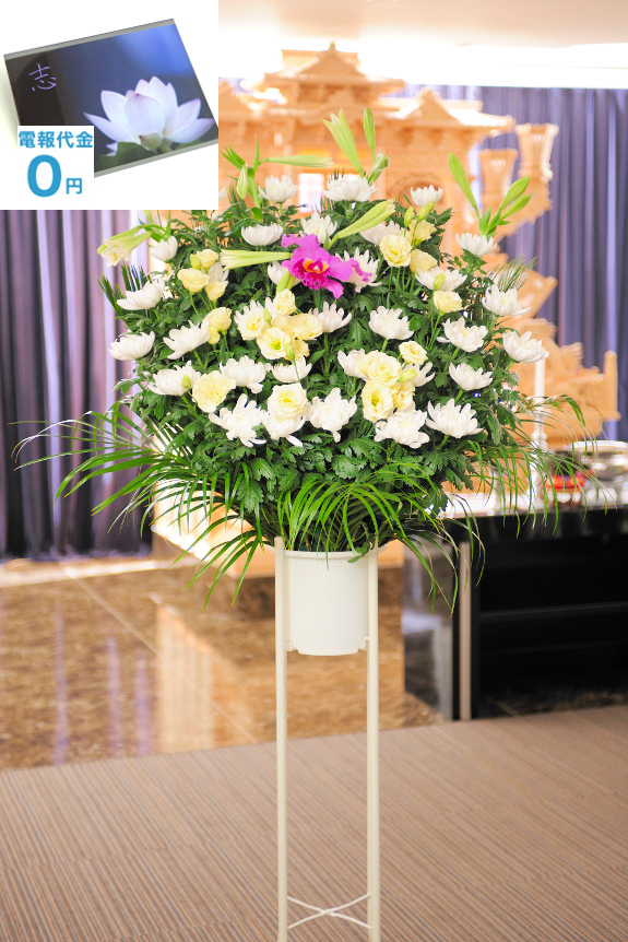 お供え花のイメージを損なわない程度に黄色のお花をアクセントしてお仕立てした「和花・2色指定・2万円コース（白・黄色系）」です。ご指定斎場でのお通夜、告別式に、お寺、ご自宅での法事に最短２時間で、弔電と一緒にお届けいたします。