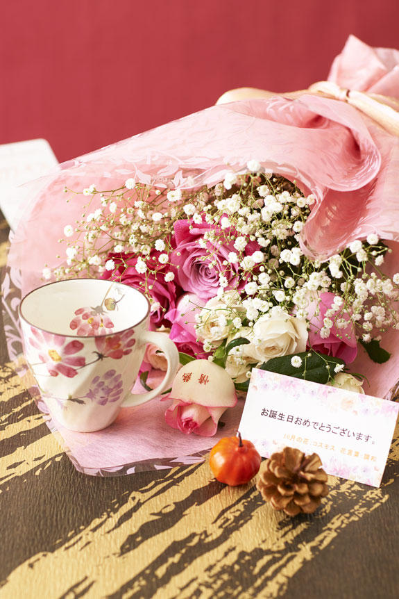 10月を表現した花束（バラ）とコーヒーカップセット