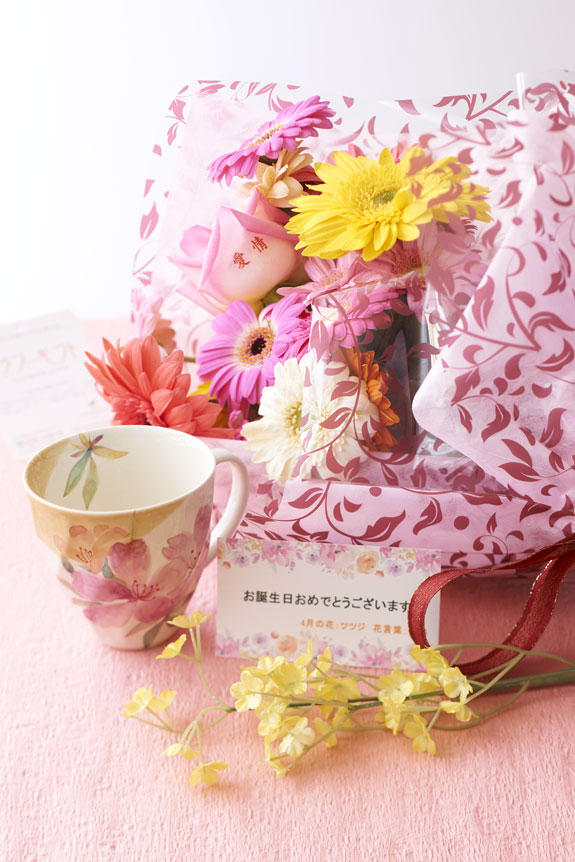 4月を表現した花束（ガーベラ）とコーヒーカップセット