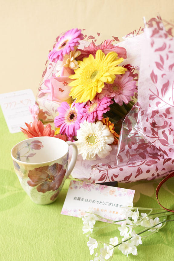 5月を表現した花束（ガーベラ）とコーヒーカップセット
