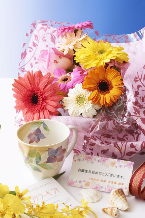 8月を表現した花束（ガーベラ）とコーヒーカップセット