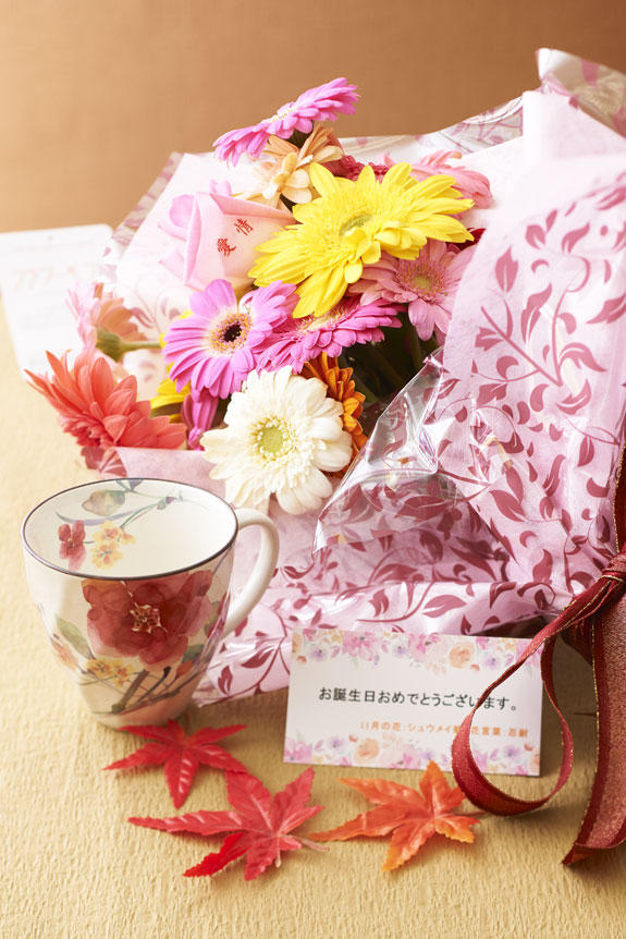11月を表現した花束（ガーベラ）とコーヒーカップセット