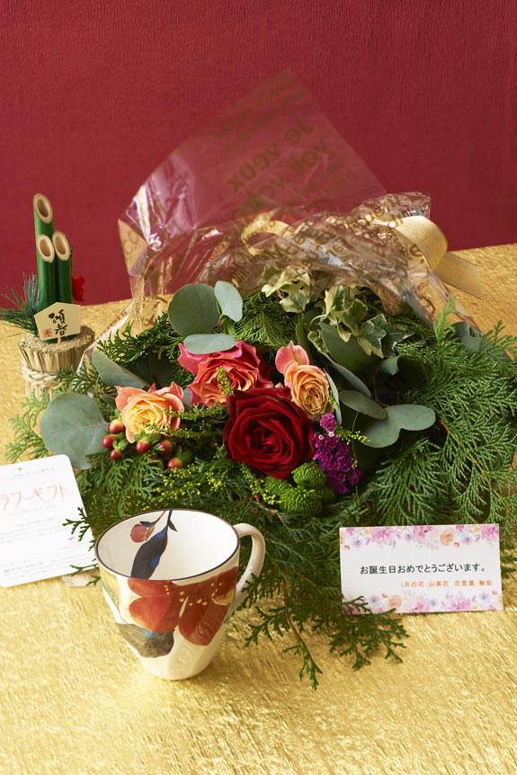 1月を表現した花束（グリーンとバラ）とコーヒーカップセット