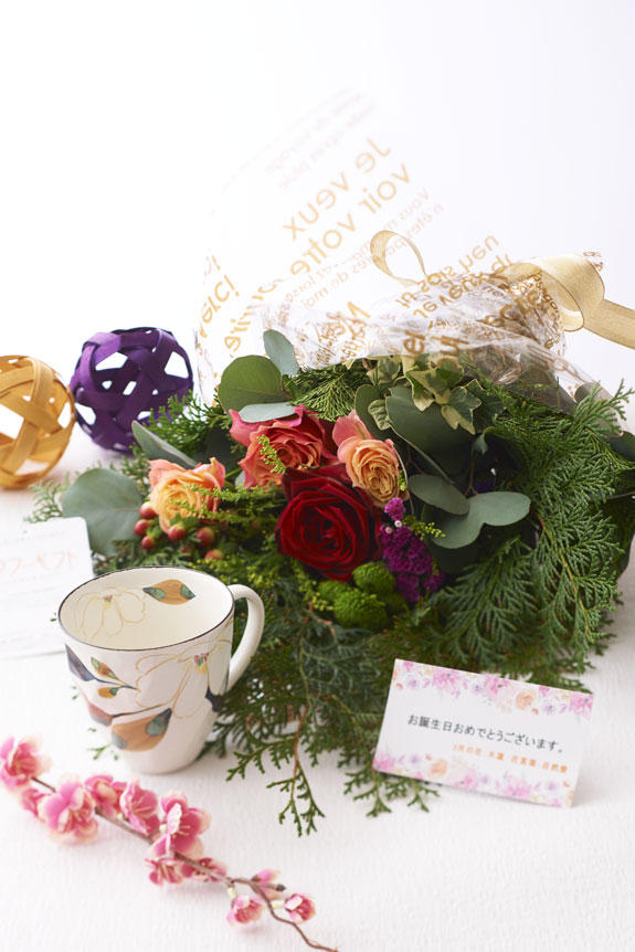 2月を表現した花束（グリーンとバラ）とコーヒーカップセット