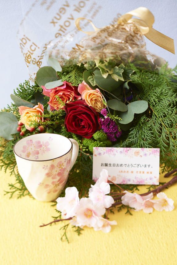 3月を表現した花束（グリーンとバラ）とコーヒーカップセット