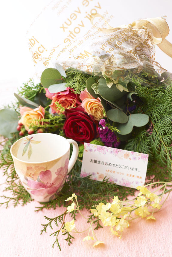 4月を表現した花束（グリーンとバラ）とコーヒーカップセット