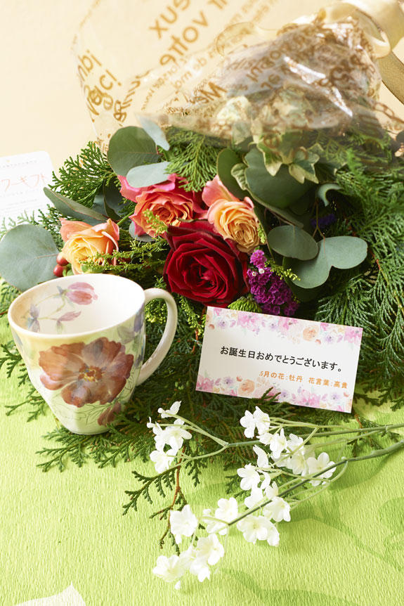 5月を表現した花束（グリーンとバラ）とコーヒーカップセット