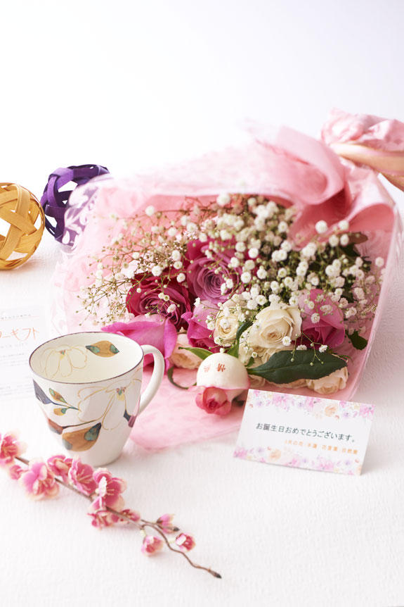 2月を表現した花束（バラ）とコーヒーカップセット