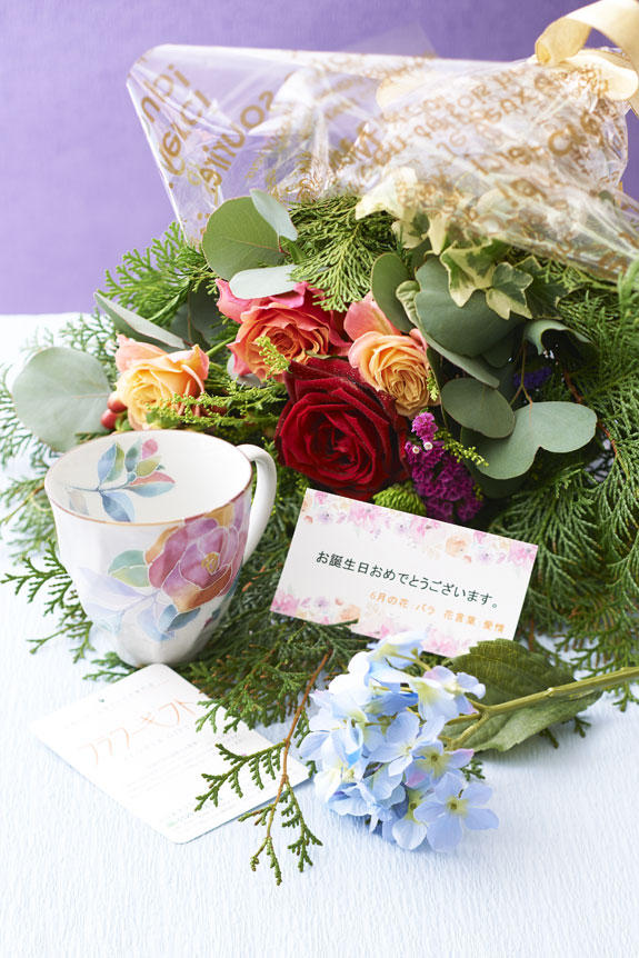 6月を表現した花束（グリーンとバラ）とコーヒーカップセット