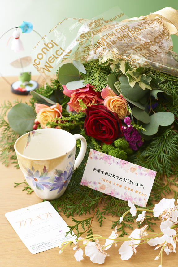 7月を表現した花束（グリーンとバラ）とコーヒーカップセット