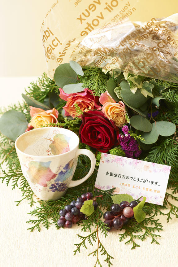 9月を表現した花束（グリーンとバラ）とコーヒーカップセット