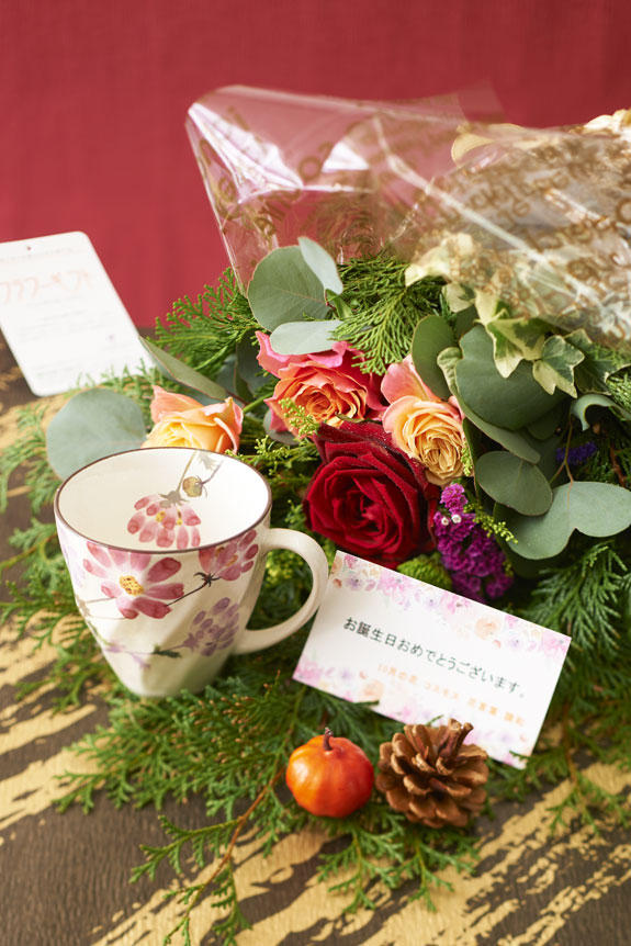 10月を表現した花束（グリーンとバラ）とコーヒーカップセット