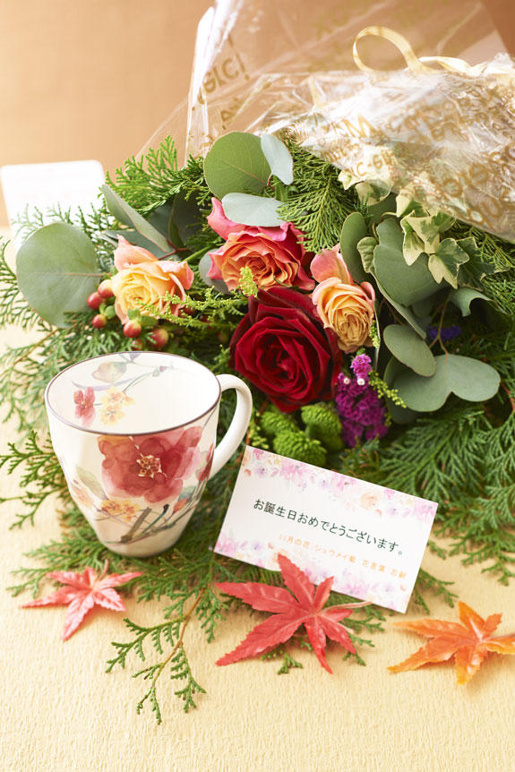 11月を表現した花束（グリーンとバラ）とコーヒーカップセット