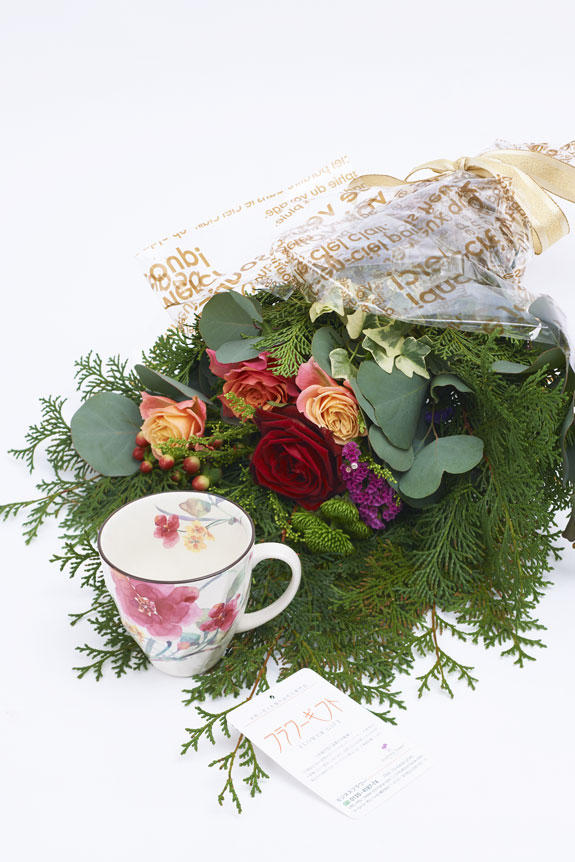 <p>花束とシュウメイ菊柄のコーヒーカップのセット</p>