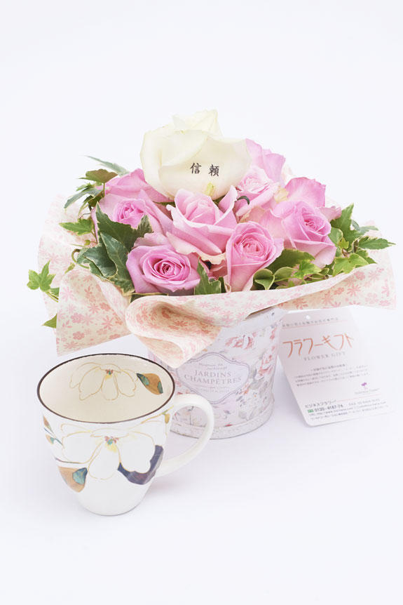 <p>メッセージ入りのアレンジメントフラワーと木蓮柄のコーヒーカップのセット</p>