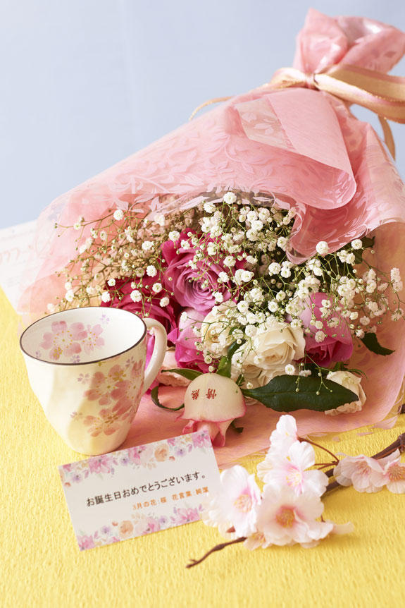 3月を表現した花束（バラ）とコーヒーカップセット
