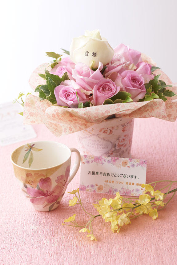 4月を表現したアレンジメントフラワー（バラ）とコーヒーカップセット