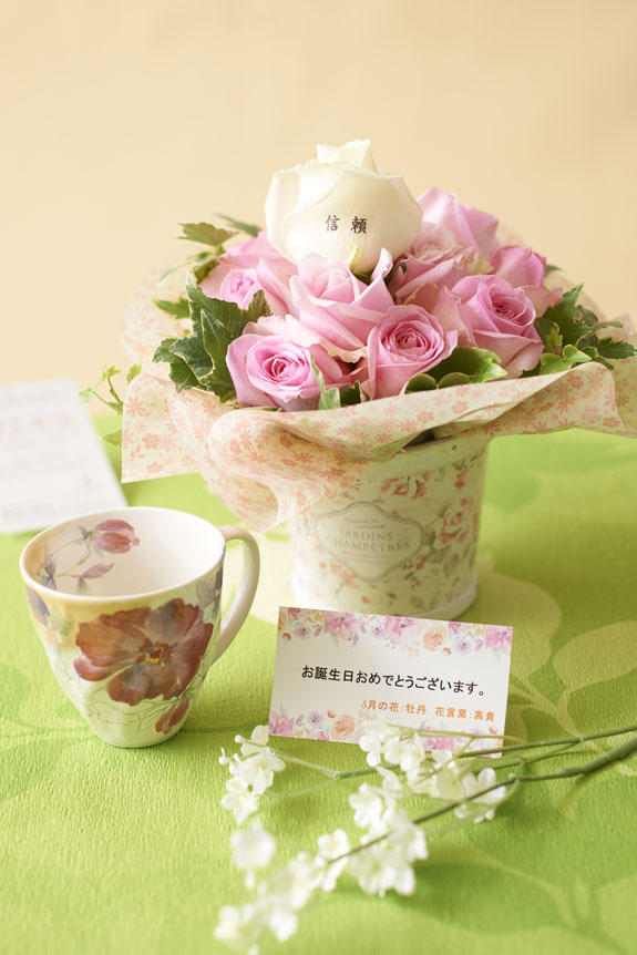 5月を表現したアレンジメントフラワー（バラ）とコーヒーカップセット