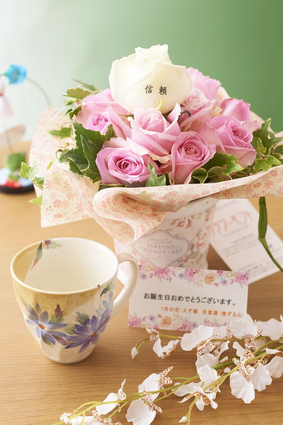 7月を表現したアレンジメントフラワー（バラ）とコーヒーカップセット