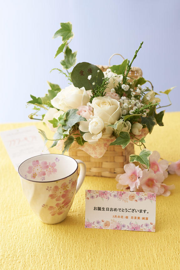 3月を表現したアレンジメントフラワー（グリーンとバラ）とコーヒーカップセット