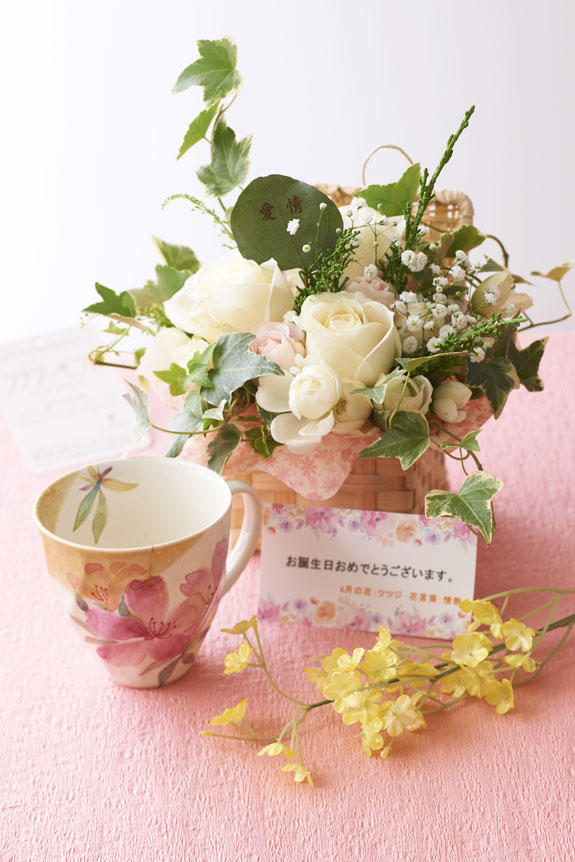 4月を表現したアレンジメントフラワー（グリーンとバラ）とコーヒーカップセット