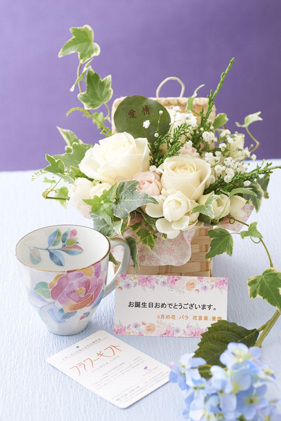 6月を表現したアレンジメントフラワー（グリーンとバラ）とコーヒーカップセット