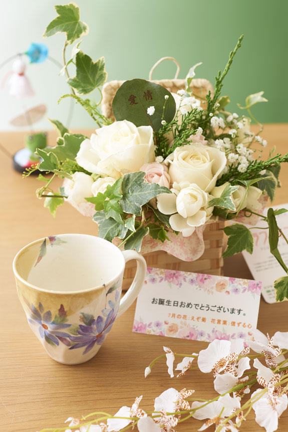 7月を表現したアレンジメントフラワー（グリーンとバラ）とコーヒーカップセット