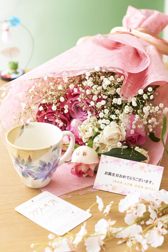 7月を表現した花束（バラ）とコーヒーカップセット