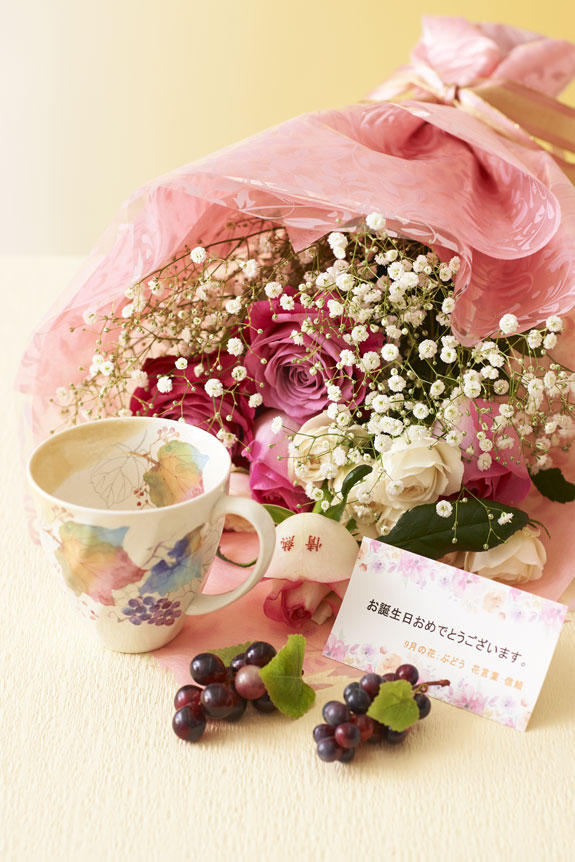 9月を表現した花束（バラ）とコーヒーカップセット