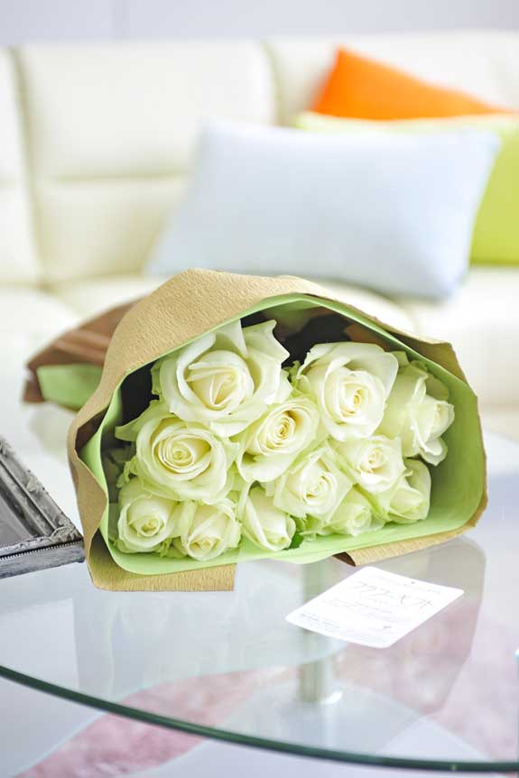 清楚で爽やか、誕生日、結婚、長寿、新築、退職などのお祝い事にオススメの白バラの花束・ブーケです。
