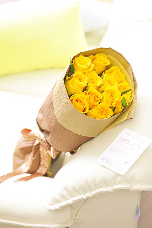 明るく爽やか、誕生日、結婚、長寿、新築、退職などのお祝い事は黄色バラの花束・ブーケのギフト・贈り物がオススメです。