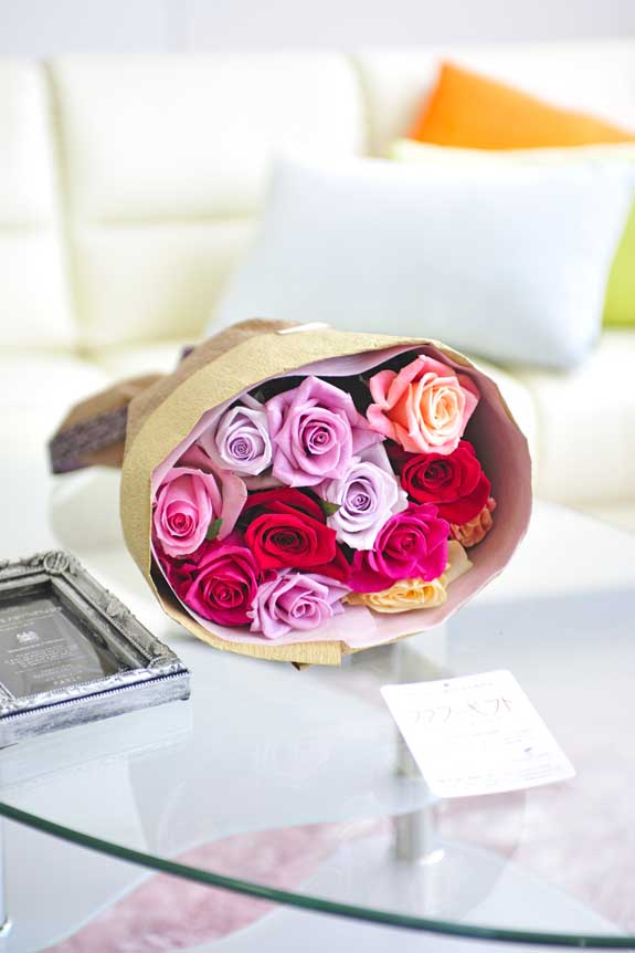 カラフルで鮮やか、誕生日、結婚、長寿、新築、退職などのお祝い事にオススメのミックスバラの花束・ブーケです。