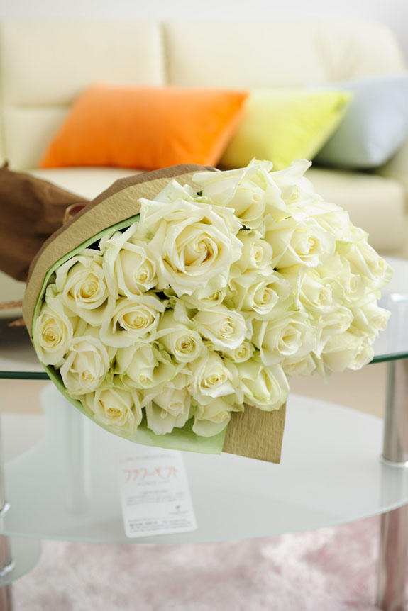 清楚で爽やか、誕生日、結婚、長寿、新築、退職などのお祝い事にオススメの白バラの花束・ブーケです。