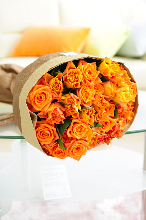 明るく爽やか、誕生日、結婚、長寿、新築、退職などのお祝い事にオススメのオレンジバラの花束・ブーケです。