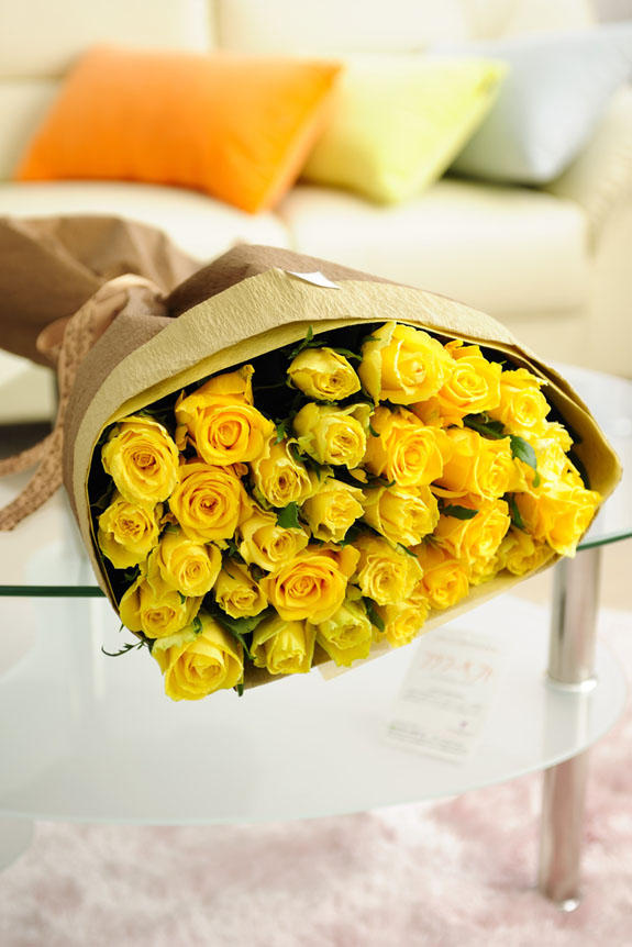 明るく爽やか、誕生日、結婚、長寿、新築、退職などのお祝い事にオススメの黄色バラの花束・ブーケです。